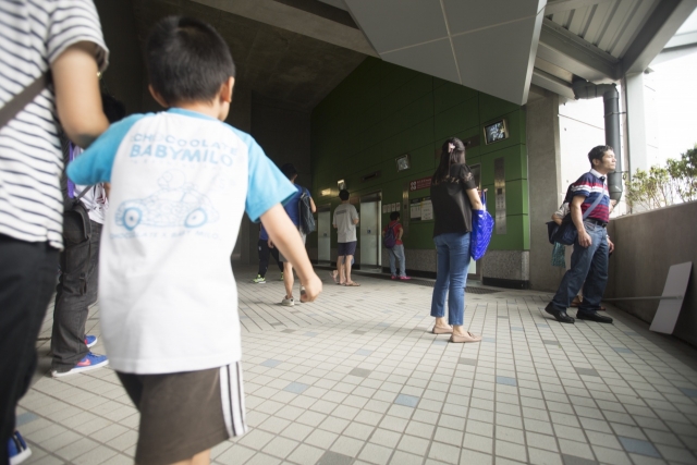 以婆婆視角出發，在A3出口等待升降機