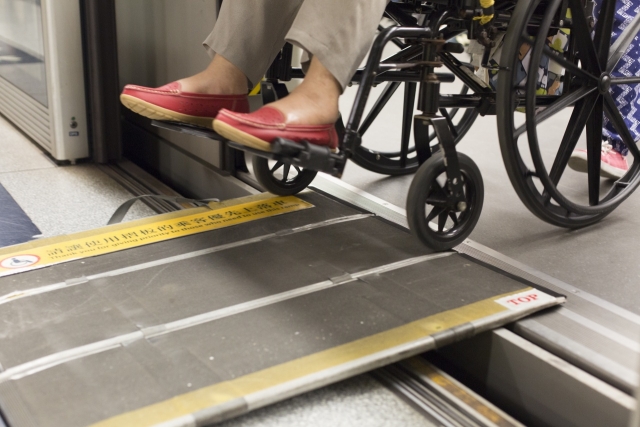 為安全緣故，婆婆不勉強將輪椅直接「轆」上列車，而是用連接卡板登車
