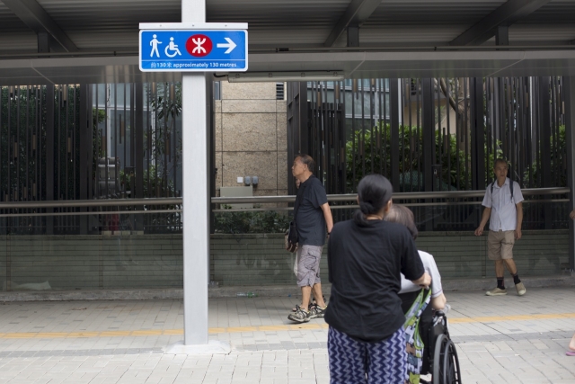 行人天橋長約300半， 港鐵沿路有指示牌