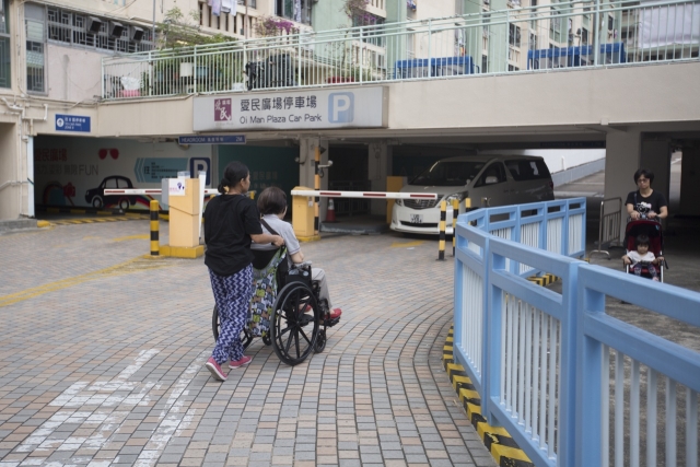 因不欲再兜圈，曾婆婆穿過停車場走行車路當「捷徑」