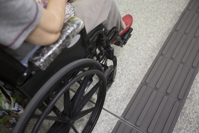 地底隧道地板有凹凸防滑紋坑，輪椅在上走會顛簸顫抖