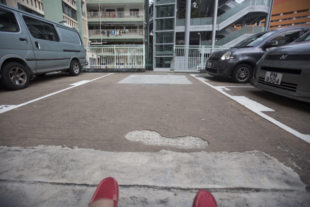 以婆婆視角出發，穿過停車場的路上