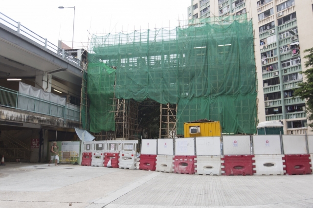 信民樓外現正興建升降機直達忠孝街，但未知何時落成