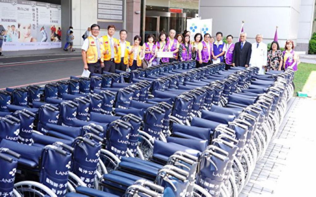 國際獅子會300G2區捐贈聯新國際醫院150台輪椅，數量龐大，一字排開相當壯觀