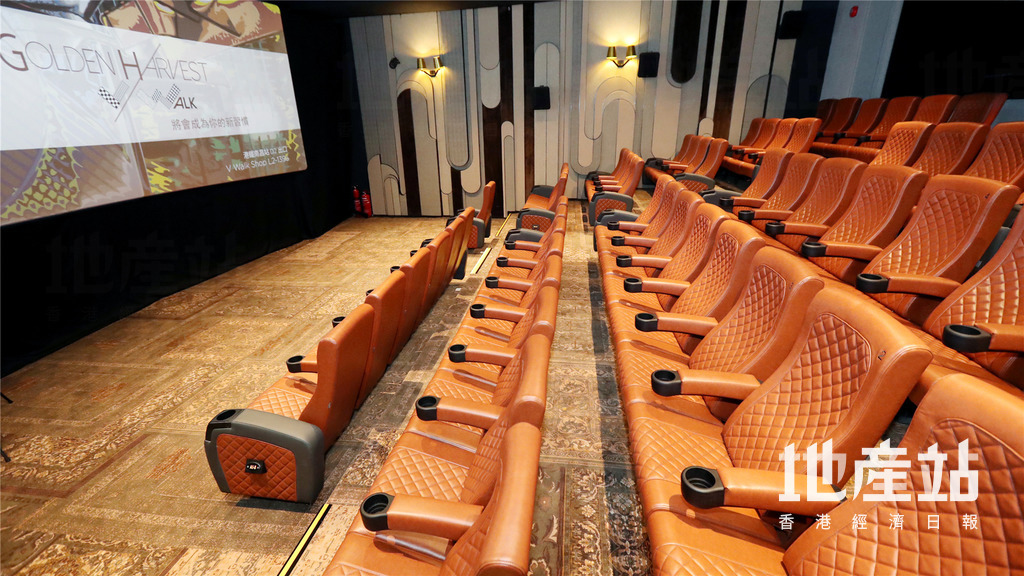 「HOME特色影院」，内有60个标准座位及4个轮椅专用位置，内笼设计及座位等均有别于其他4个影院