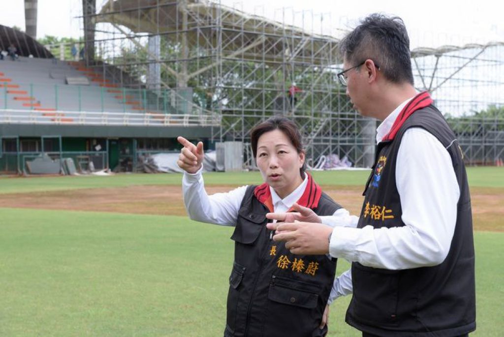 影／才花8700万元整修 花莲棒球场顶棚昨漏水