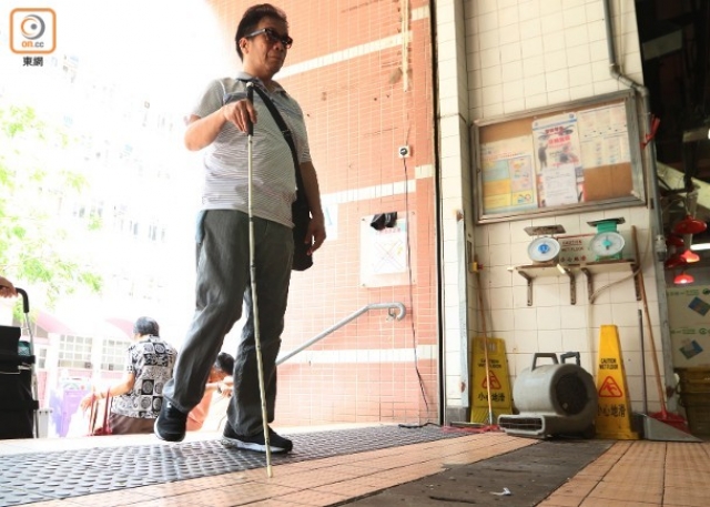 在大成街街市入口处若没有铺设盲人引路砖，会令他们无从得知入口位置