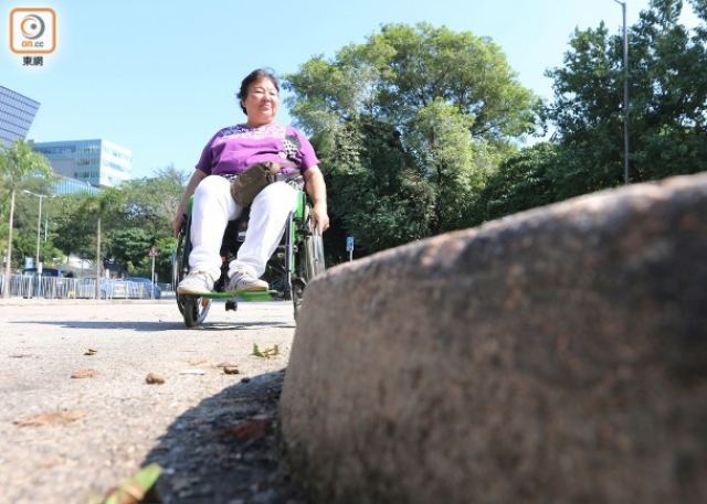 由于屯门旧咖啡湾泳滩连接停车场的出入口处未设斜道，令轮椅人士望门轻叹