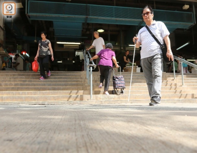 在黄大仙大成街街市，连接行人路的梯级底部没有铺设盲人引路砖