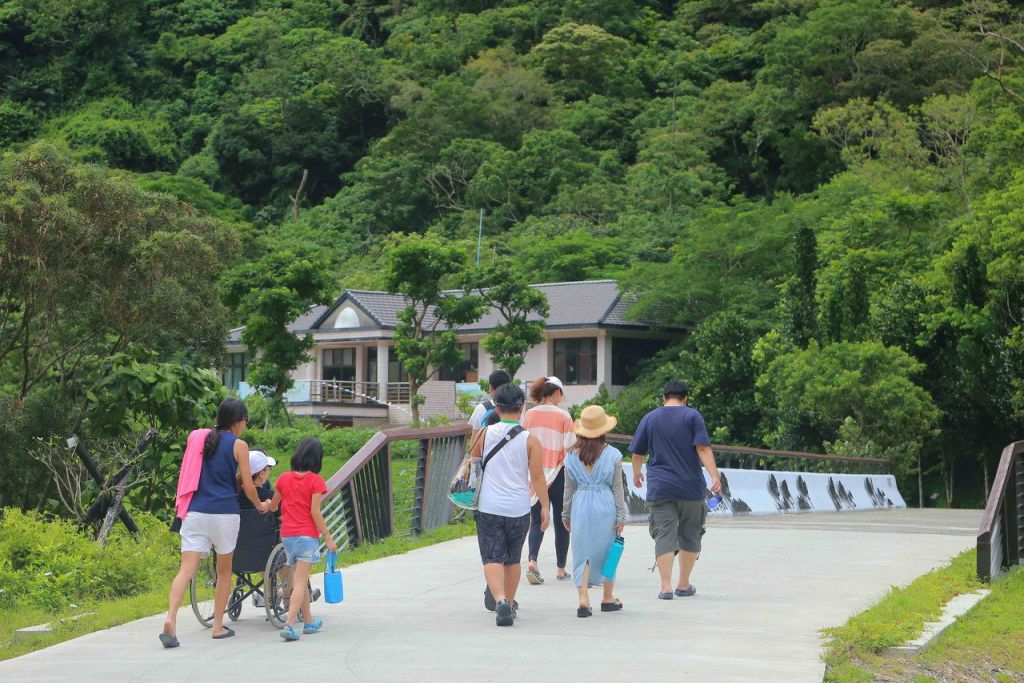 屏東林管處推動「森林遊樂區無障礙旅行」，改善獅子鄉雙流國家森林遊樂區濱溪左岸休憩設施及景觀工程，讓身障者享受「暢行無阻」的山林療癒之旅