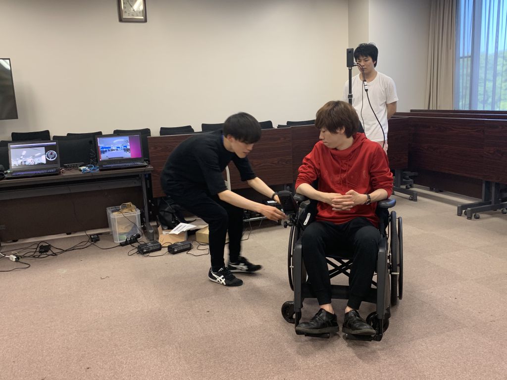 筑波大学数码自然研究室的学生们在试坐轮椅