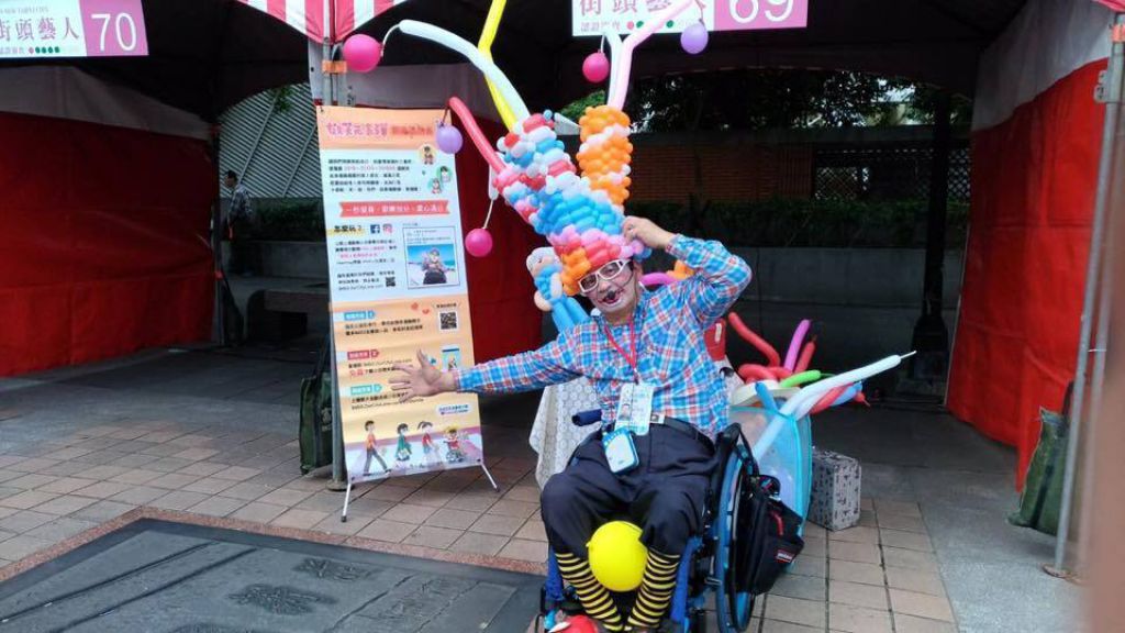 具備街頭藝人身份的小丑爺爺，不止在街上表演，更傳授給有意願的輪椅朋友