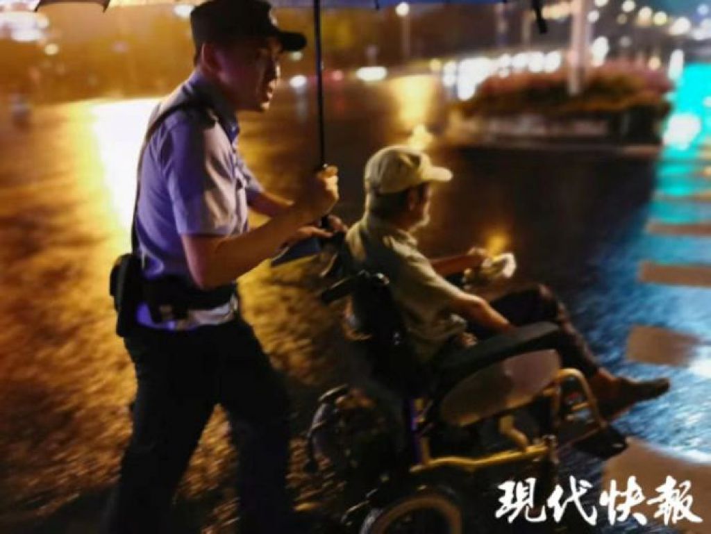 暖心一公里！輪椅老人雨夜迷路民警撐傘推其回家