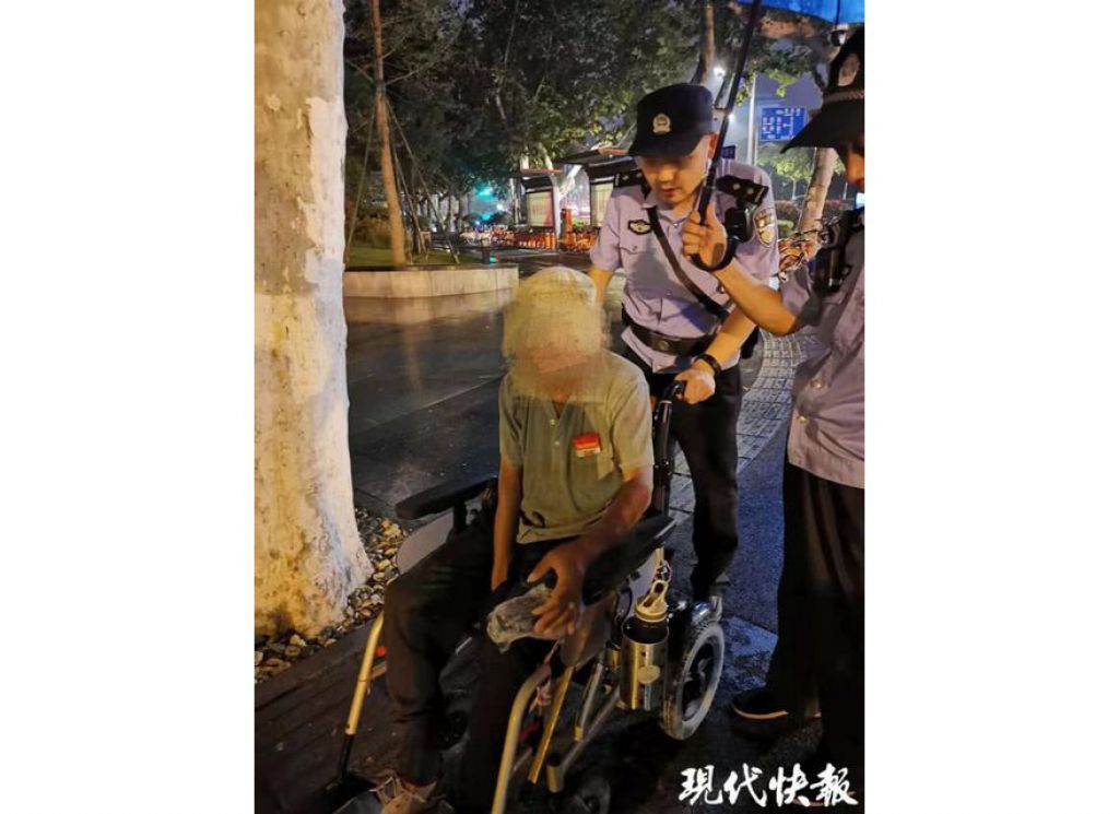 暖心一公里！轮椅老人雨夜迷路民警撑伞推其回家