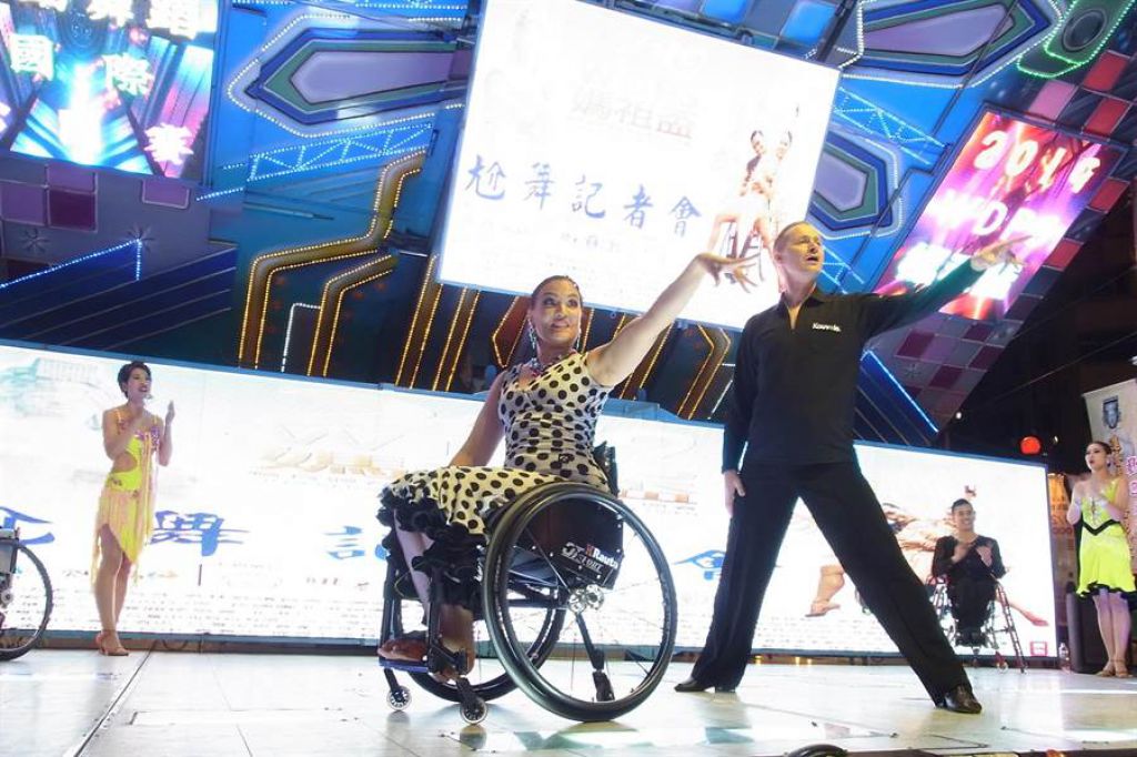 北港妈祖杯轮椅舞蹈赛，各国选手在朝天宫前尬舞献技