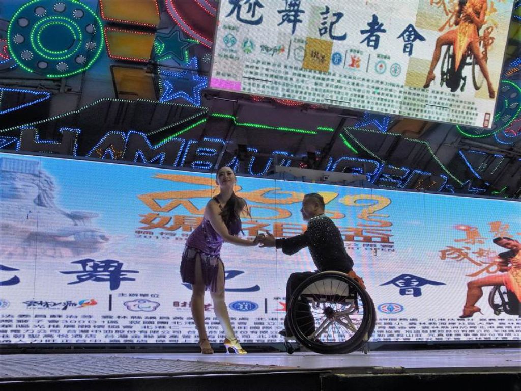 北港媽祖盃輪椅舞蹈賽，各國選手在朝天宮前尬舞獻技