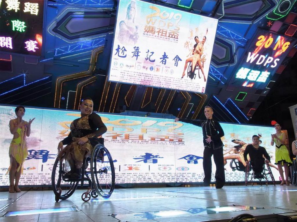 北港妈祖杯轮椅舞蹈赛热身 各国选手妈祖庙前尬舞献技