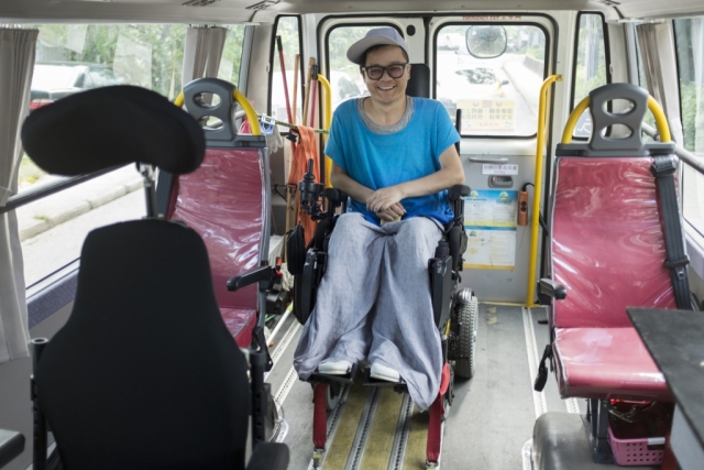 交通對輪椅人士而言是上山的第一道難關，這天協會安排了車，阿青才終於能上山呼吸