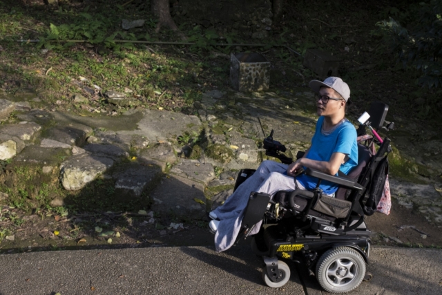 交通對輪椅人士而言是上山的第一道難關，這天協會安排了車，阿青才終於能上山呼吸