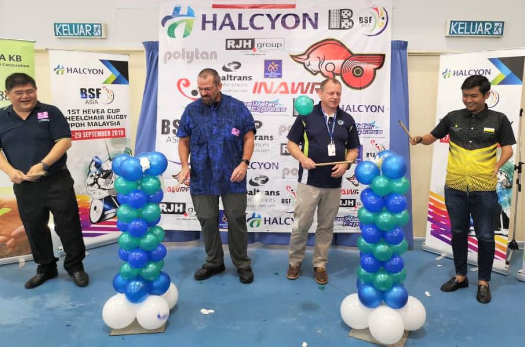 莫哈末丹尼爾（右起）、美露騰比國際學校校長里察德，王義福（左起）和羅德里為第一屆“三葉膠樹杯”輪椅橄欖球國際賽主持開幕儀式