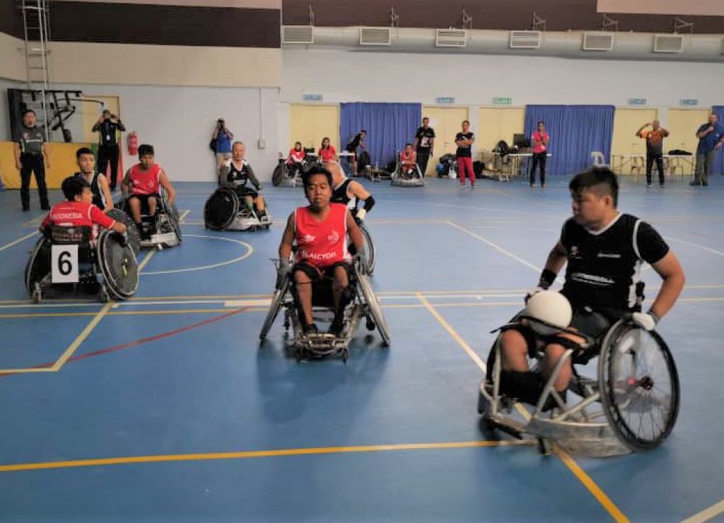 新加坡隊（黑衣）和印尼隊為賽事揭幕進行輪椅橄欖球演出賽，過程緊張又充滿激情