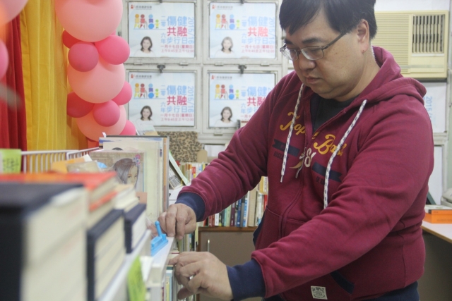 王sir谈起开业筹备时最痛苦的是将书分类再摆上架的环节，因书籍种类众多，而又要视乎别人捐赠什么类图书而定，每个范畴不能常卖常有。