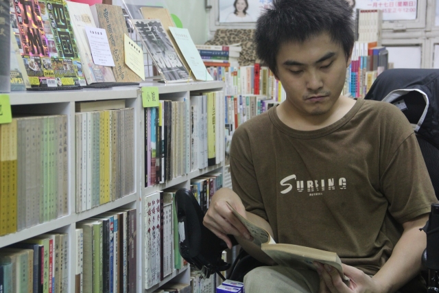 阿Bill爱阅读，但每每去外面的书店，轮椅很难进入。「别人怕撞到我，我又怕自己撞到他们。」在这里当值店长，他有空便看看书，亦渐渐锻炼与人沟通的技巧。