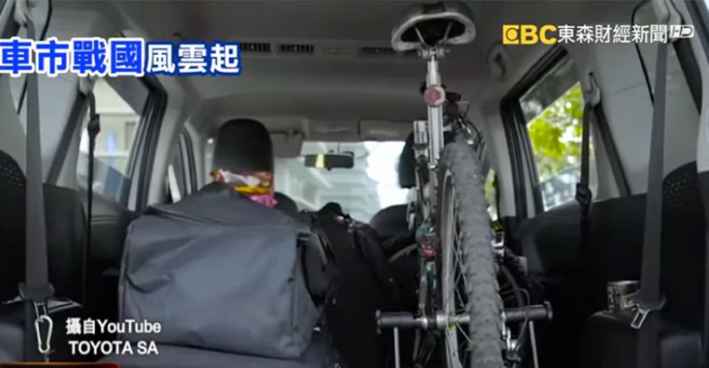 toyota sienta后车厢打开来，直接变成一张成年人可以躺平的小床，轮椅、脚踏车、行李塞满满