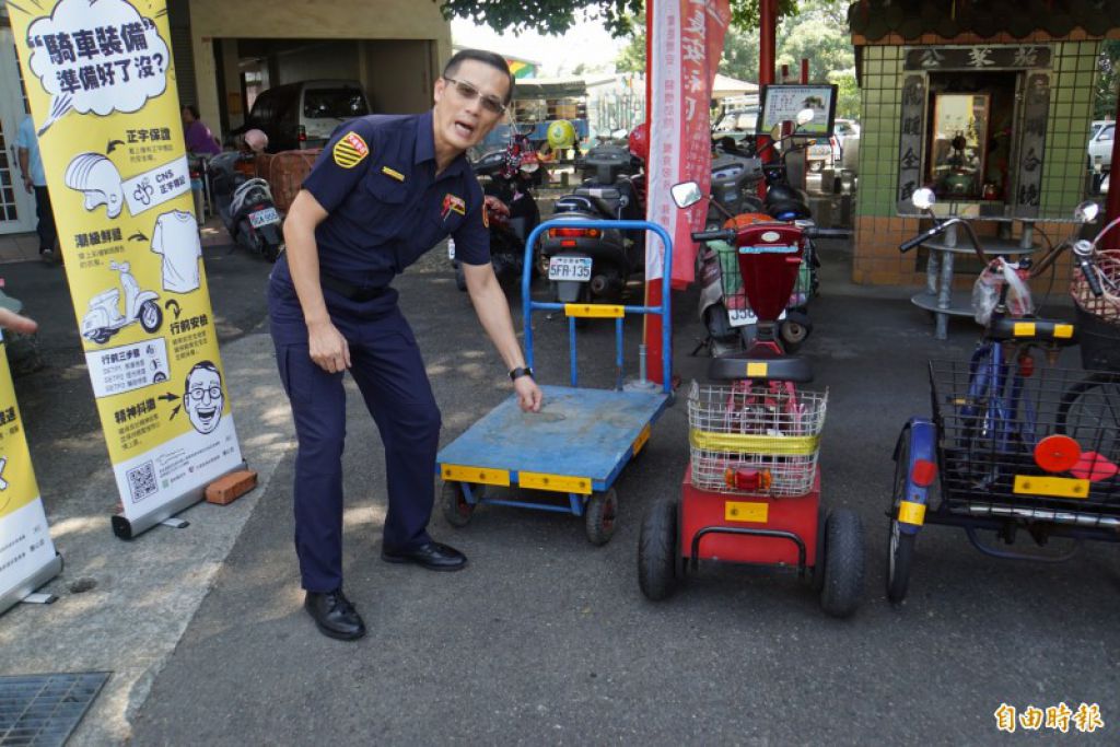 搬運台車也要貼反光條，可降低交通意外發生機會