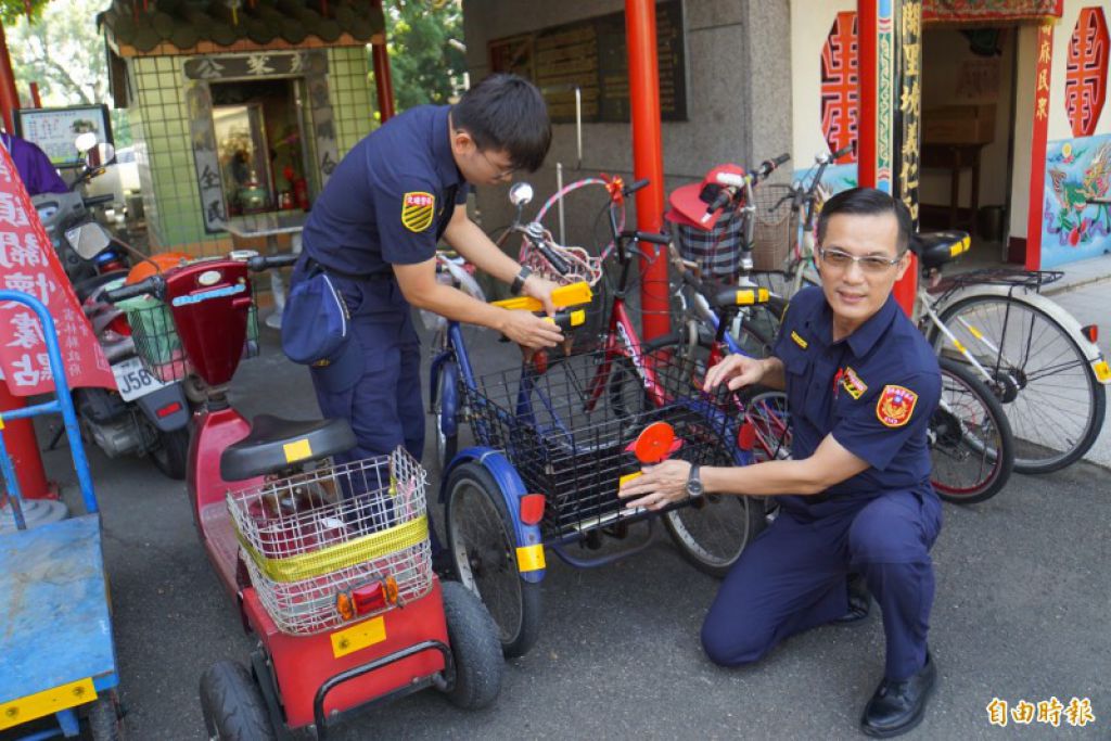 电动辅助车贴反光条 夜间出门保平安