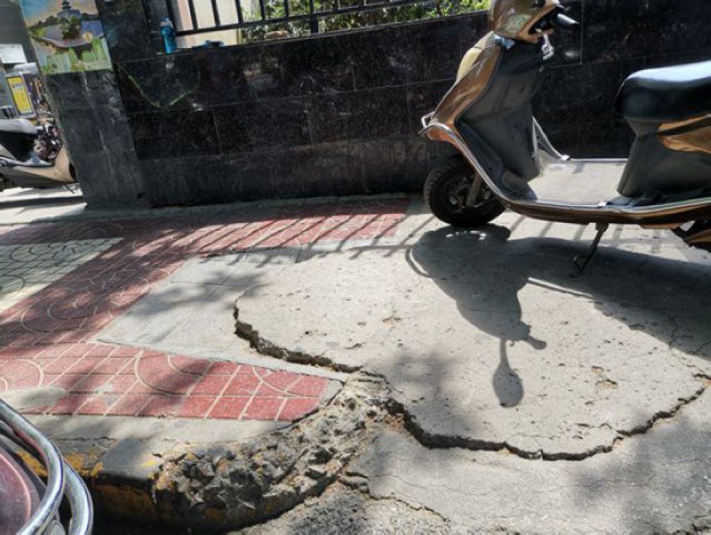 魏鹏刚调研西安道路无障碍设施发现的情况：有的坡道断裂，或乾脆无坡道