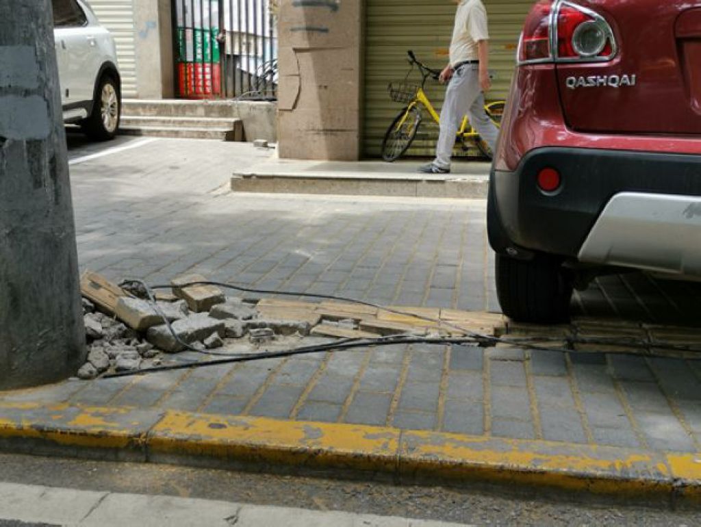 魏鹏刚调研西安道路无障碍设施发现的情况：有的坡道断裂，或乾脆无坡道