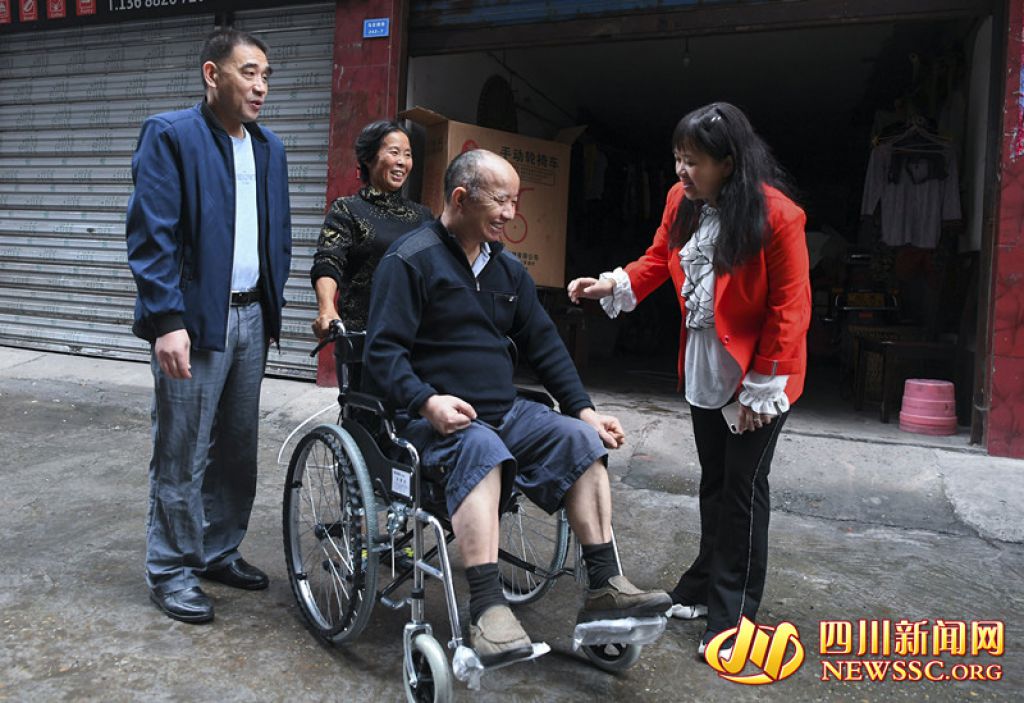 广安市广安区409名贫困残疾人喜领辅助器具