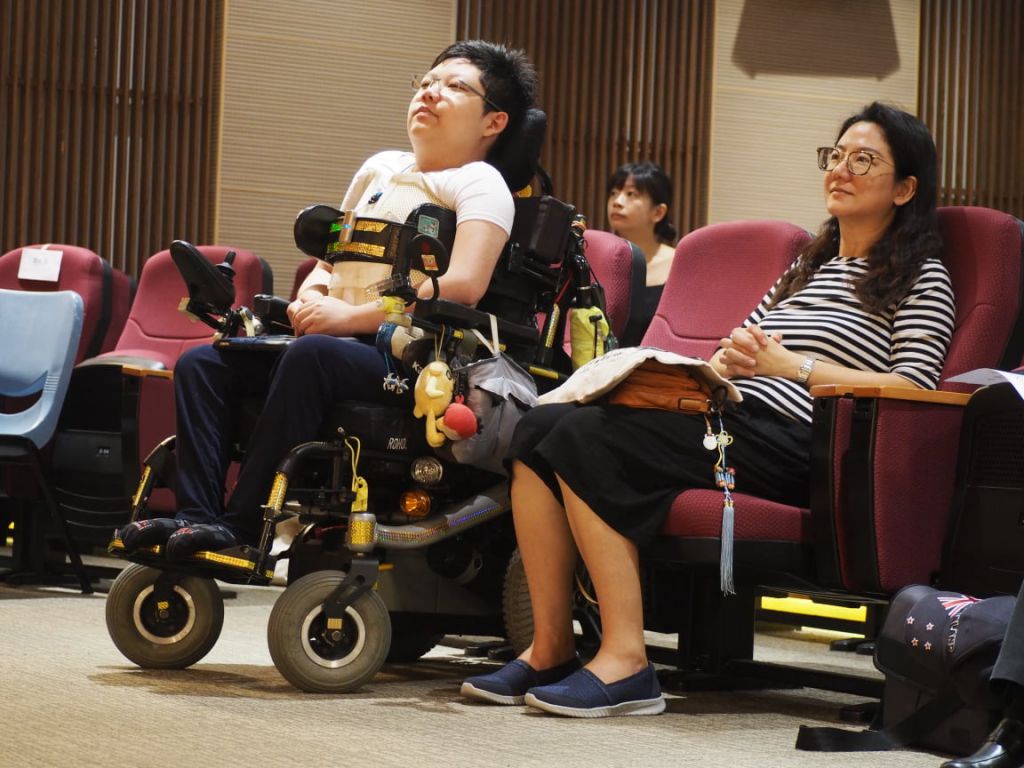 需要靠轮椅活动的国一生蔡秉澄(左)