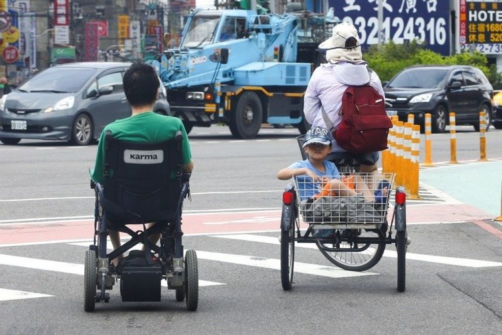 一群不再被认为需要照顾的「依赖者」，可能是一群能够发挥所长、愿意参与大小活动的「有能者」