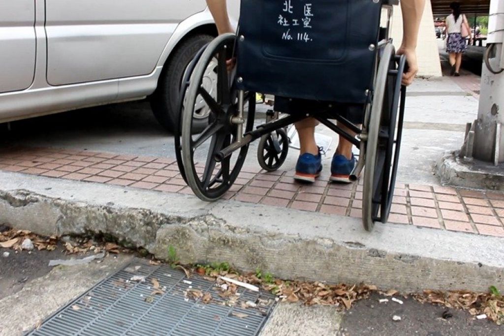 如果交通运具确实规画、公共设施在符合「使用者经验」的方式下仔细设计，人便不会成为「有障碍的人」