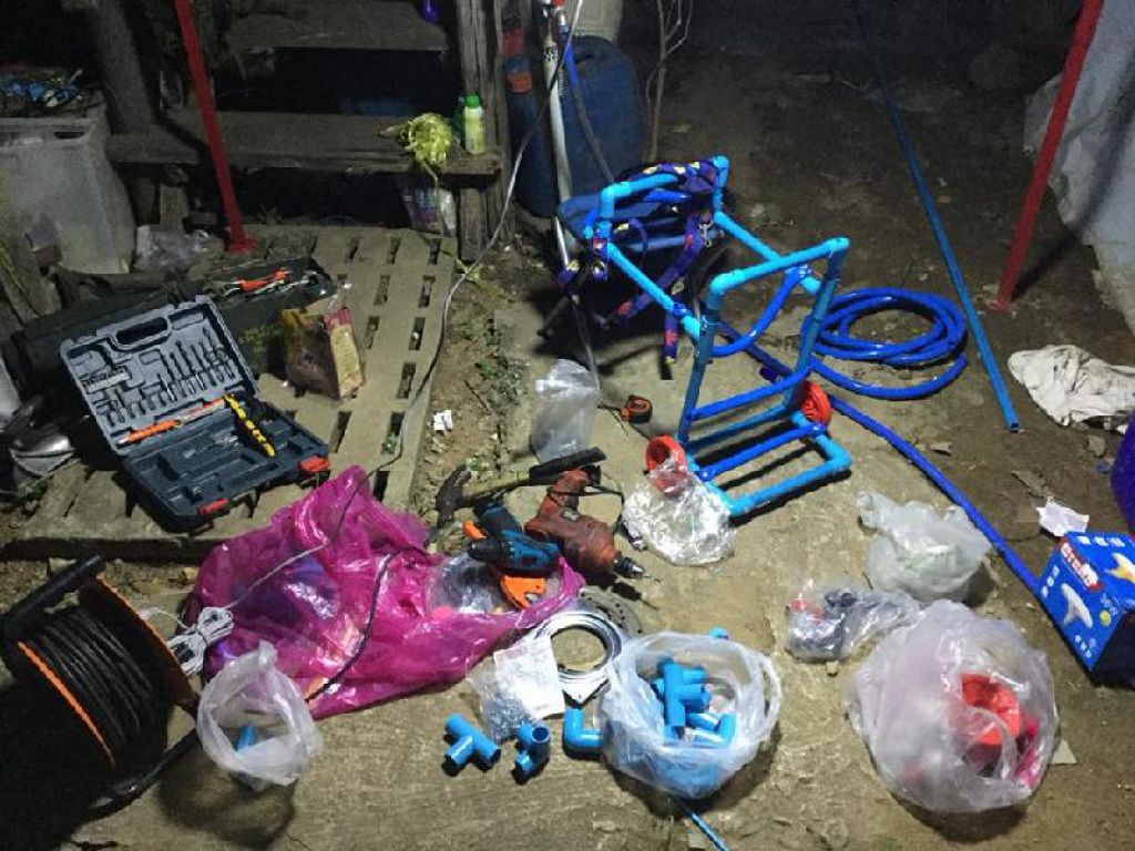 男子用的材料都是常见的物品，例如水管、绳带等