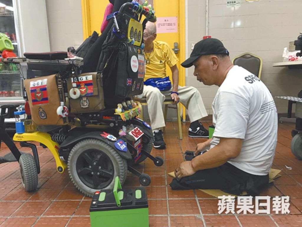 熟食市场会变身维修工场，Bobby利用昔日机械知识帮助同路人维修轮椅