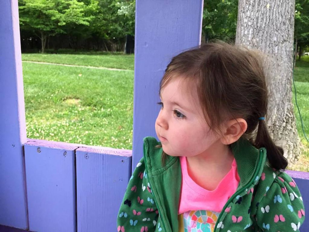 4歲女童Maren Anderson因患有罕見基因變異疾病，現時需以輪椅代步
