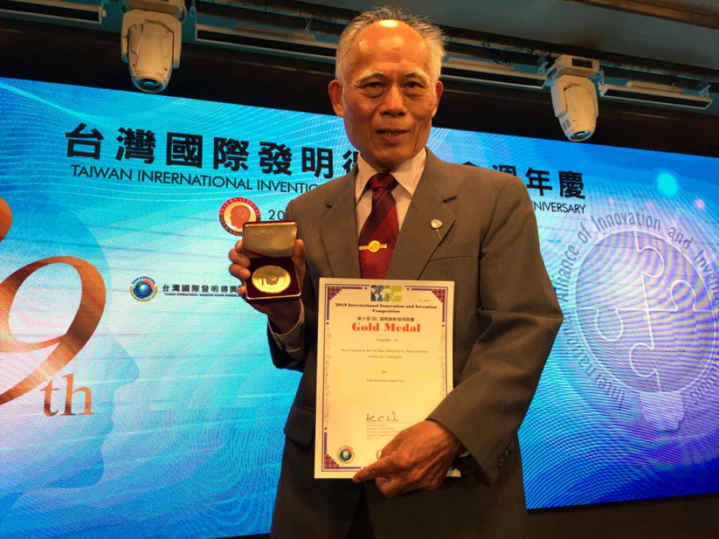 龙华科大化材系74岁硕士生萧科耀，本届竞赛获金银双奖，宝刀未老