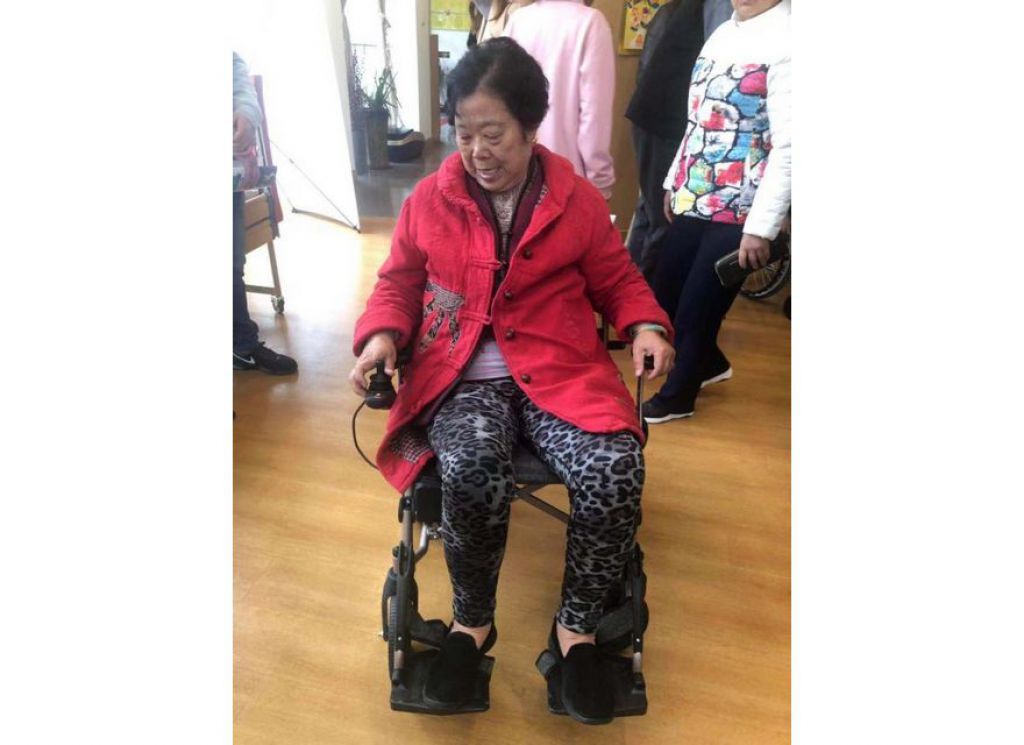 姚桂英老人正在试用电动轮椅