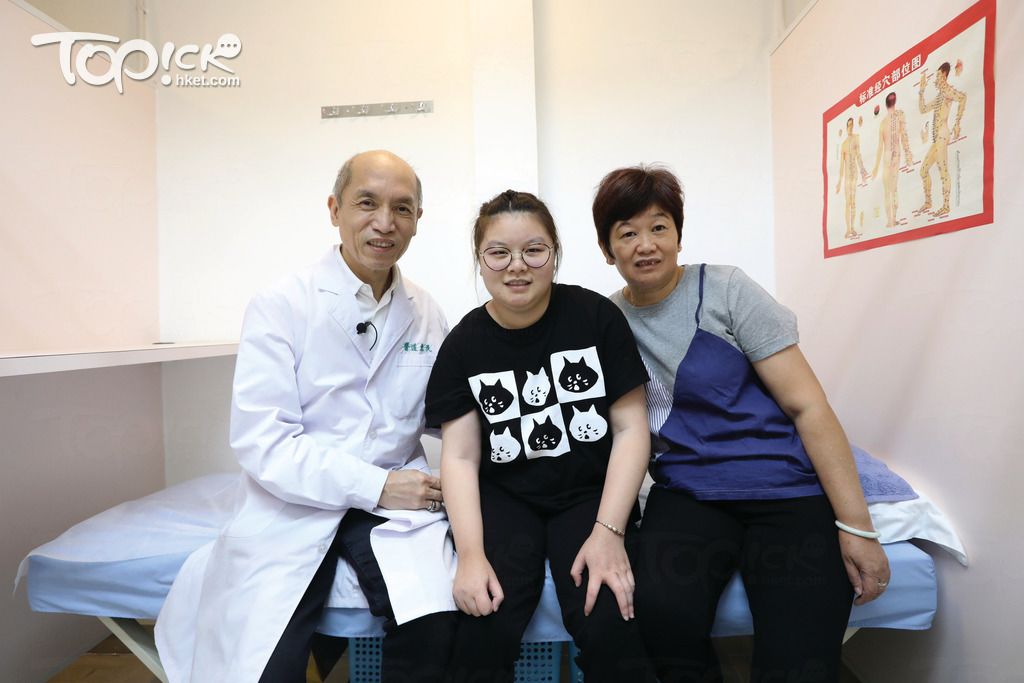  曉霞每星期到「醫道惠民」醫館覆診，在黃醫師（左一）診治下，持續好轉。