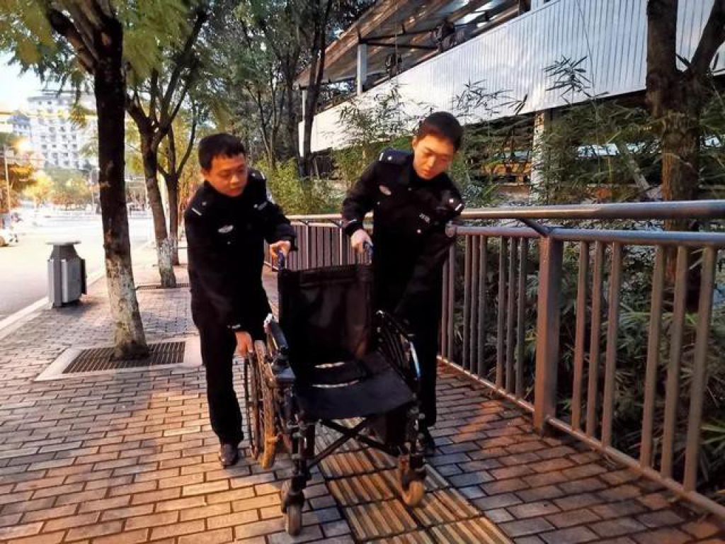 殘疾男子大意丟輪椅熱心民警迅速幫找回