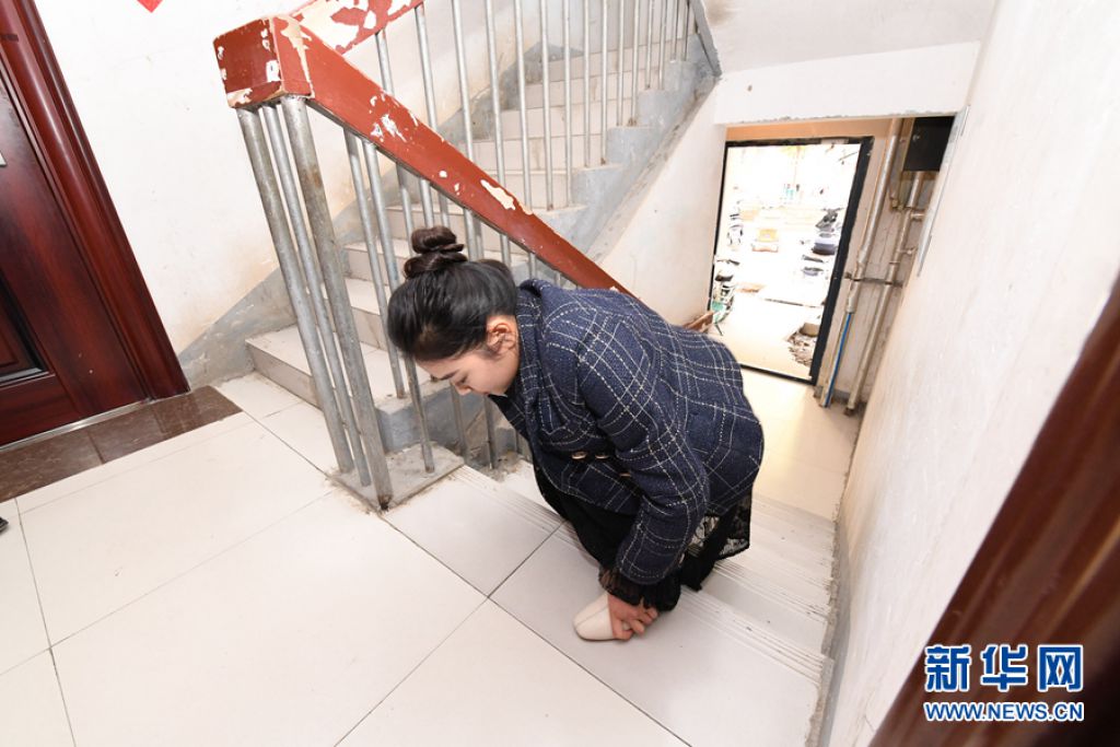 劉艷芝在艱難地上樓梯