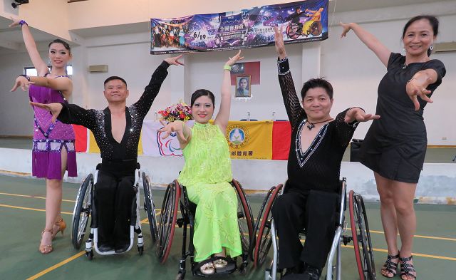 蔡秀慧（右）老师为扩大推广轮椅舞蹈，今年首度把全国舞赛移师云林，带动南部习舞风气