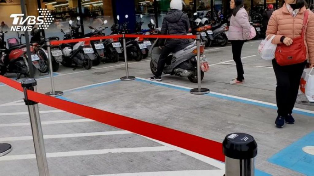 傻眼！機車格畫太小？ 原來是淨空區