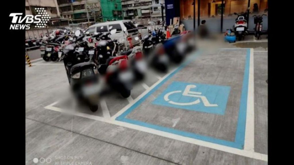 傻眼！機車格畫太小？ 原來是淨空區