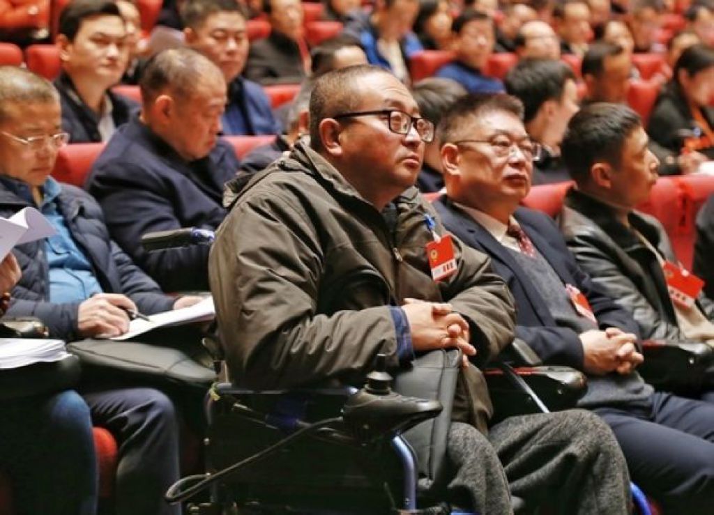 輪椅上再出新建言瀘州市政協委員王洪：建議給殘疾人機動輪椅車上牌