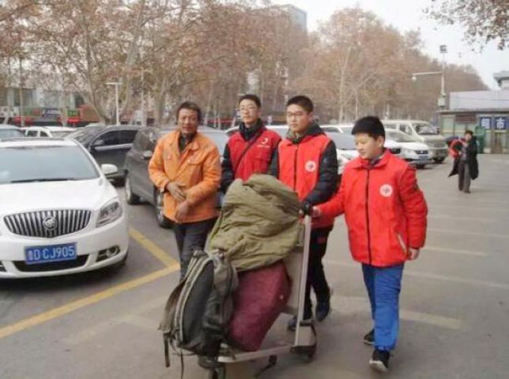 搬行李推輪椅濟寧汽車總站來了群學生志願者助力春運