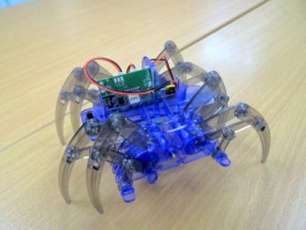 運用腦電波遙控器能控制機械蜘蛛